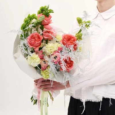 Авторский букет с розовыми розами